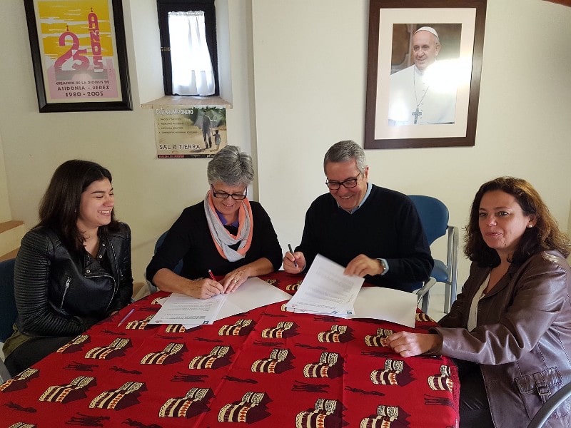 Convenio de colaboración entre Cáritas Diocesana y Siloé para la puesta en marcha del proyecto «Costurar, cantar e viver»